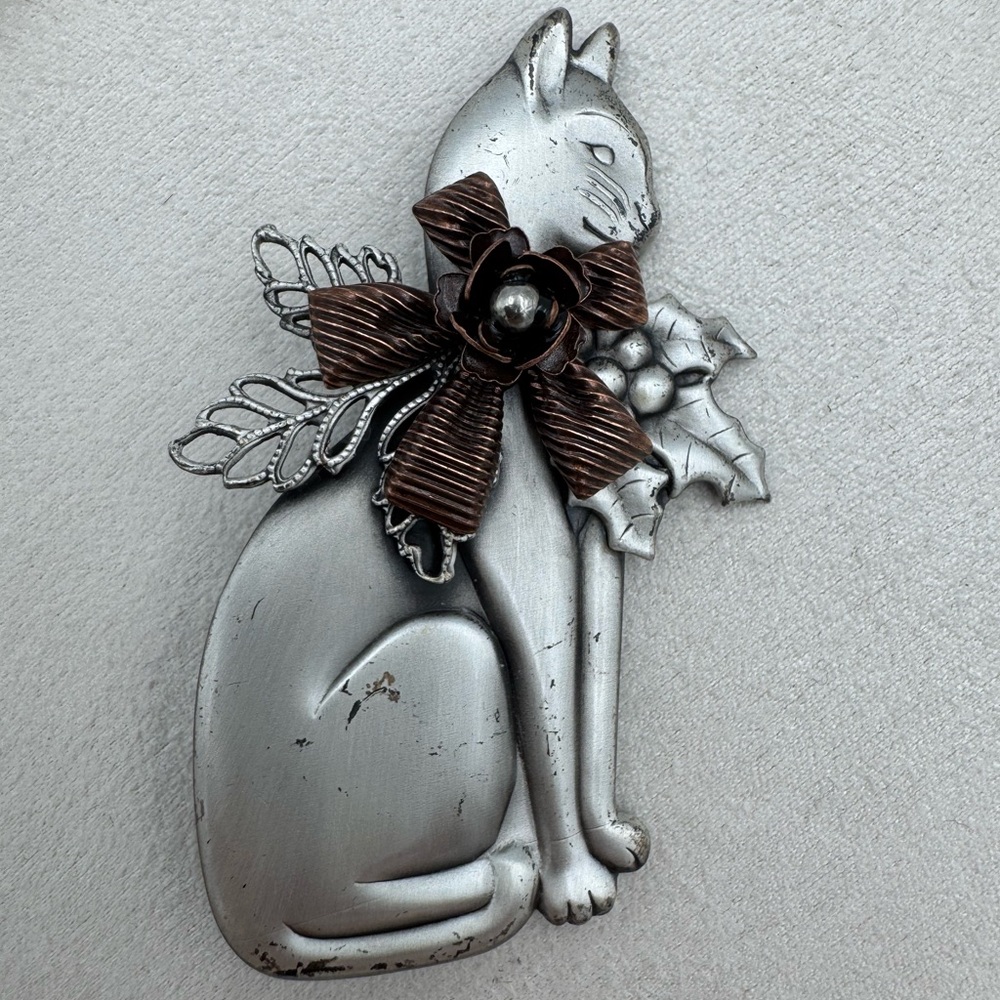 Vintage Silver Tone Cat Brooch Holly Bow Christmas Winter Kitty Pin Figural